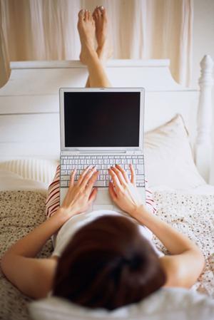 コンタクトレンズ通販で選ぶなら必見！おしゃれOLにおすすめの最新トレンドデザイン特集